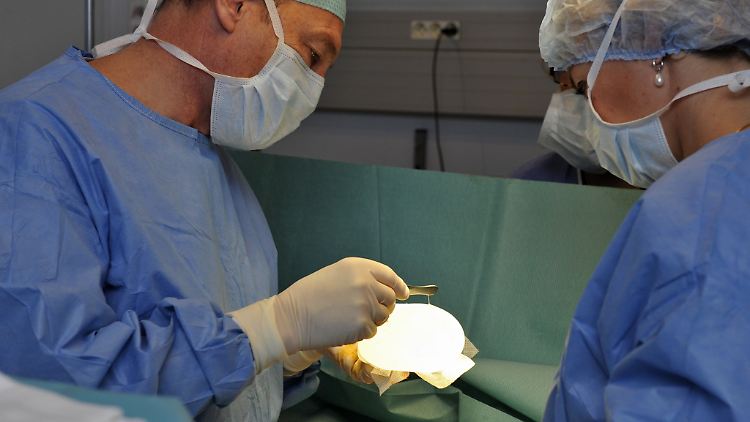 Tausenden Frauen waren mangelhafte Implantate eingesetzt worden.