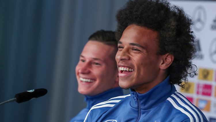 Julian Draxler nimmt Leroy Sané (r.) bei der DFB-Pressekonferenz in Schutz: Er ist "weder charakterschwach noch sonst irgendwas".