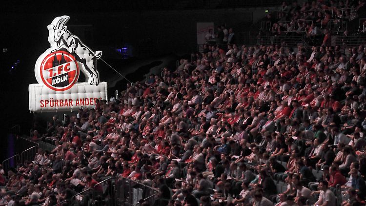 Der 1. FC Köln lud seine Mitglieder in die Lanxess-Arena ein, die über 18.000 Sitzplätze verfügt. 