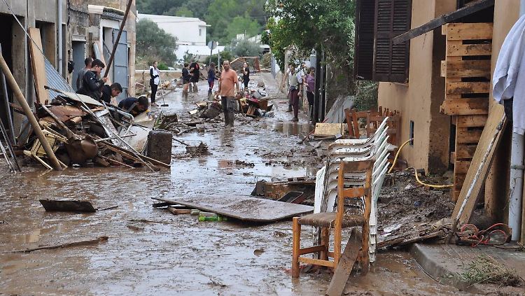 Die Flut ist weg, zurück bleiben viel Schlamm und Trümmer.