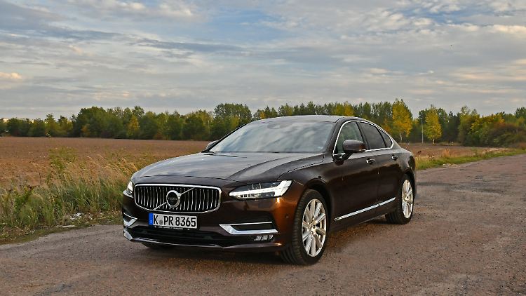 Schön und elegant steht der Volvo S90 auf der Straße.