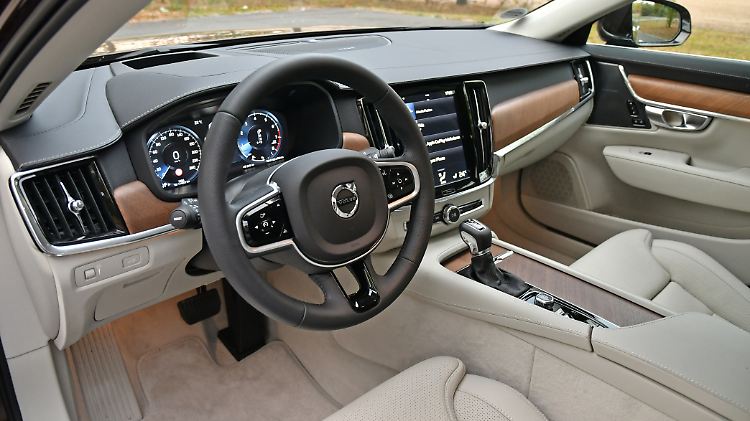 Der Innenraum des Volvo ist schwedisch kühl und sehr gut verarbeitet. Das helle Interieur ist ob seiner Empfindlichkeit nicht zu empfehlen.