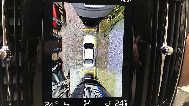 Die verzerrte Ansicht der Front- und Heckkamera auf dem Display ist im Fahrbetrieb mehr als irreführend.
