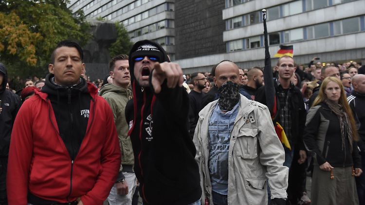 Nachdem die AfD ihren Schweigemarsch in Chemnitz abgebrochen hatte, versuchten Rechtsextreme mit Gewalt zum Tatort zu gelangen.
