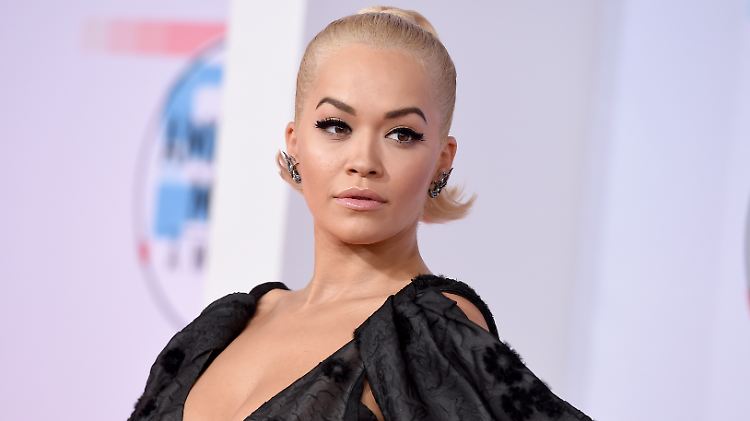 Es gibt neue Musik von Rita Ora - angekündigt mit Nacktfoto.