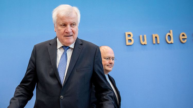 Innenminister Horst Seehofer (vorn) und BSI-Chef Arne Schönbohm stellen den neuen Jahresbericht vor.