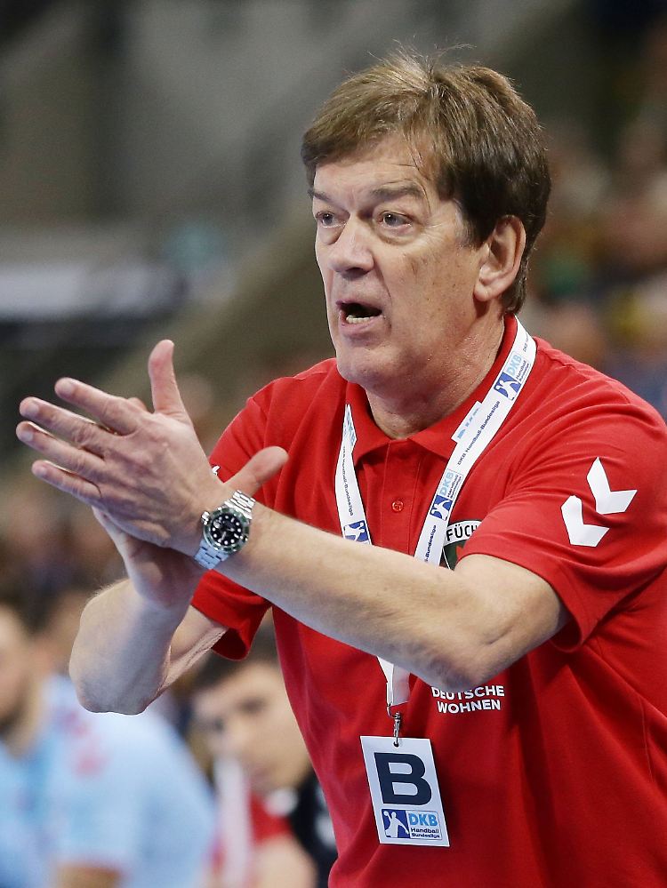 "Unser Profi-Trainer Petkovic weiß, dass er ab nächster Woche nicht mehr bei uns arbeiten würde, wenn er unser Konzept mit jungen Spielern so nicht umsetzt."