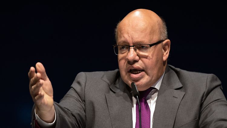 "Die deutsche Wirtschaft befindet sich weiter im Aufschwung", verkündet Peter Altmaier. Die Prognose müsse allerdings trotzdem gesenkt werden.