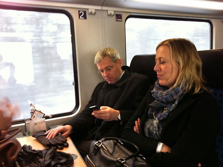 Röttgen mit seiner Sprecherin in der 2. Klasse eines Regionalexpress. Der IC, den er eigentlich nehmen wollte, war ausgefallen.