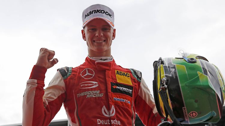 In Siegerpose - Mick Schumacher.