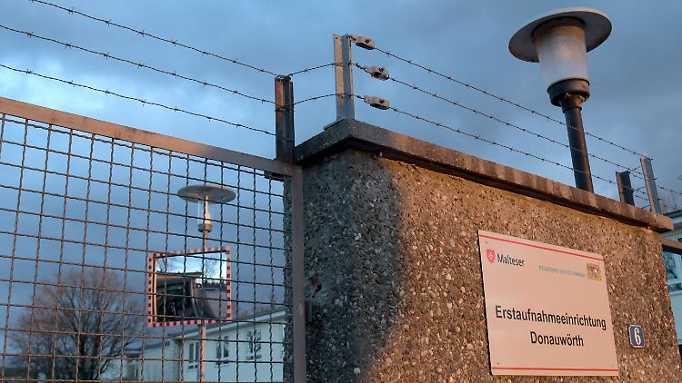 Die Erstaufnahmeeinrichtung für Flüchtlinge in Donauwört ist mit einem Zaun und Stacheldraht geschützt.