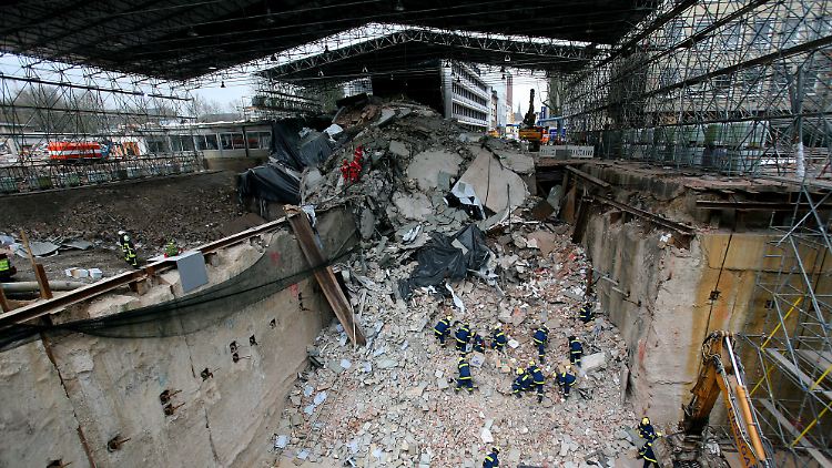 Beim Einsturz des Kölner Stadtarchivs wurden Unmengen von Archivalien unter Schuttbergen begraben. 