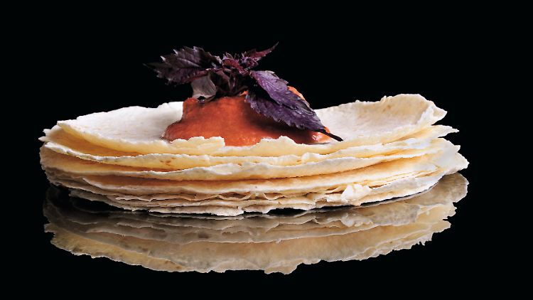 Das Rezept für Auberginenkaviar in dem Buch "Georgien - eine kulinarische Liebeserklärung" stammt von Salome Andronikowa (Andronikashvily), eine prominente Persönlichkeit des vorrevolutionären St. Petersburg. 