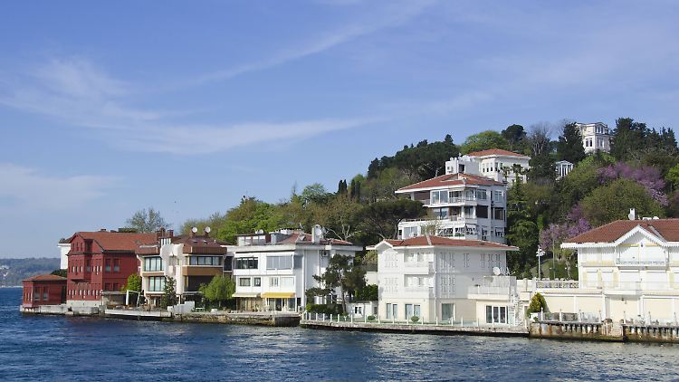 Die traditionellen Holzvillen am Bosporus wurden im 19. Jahrhundert von der osmanischen Elite und reichen Kaufleuten als Sommerhäuser gebaut.