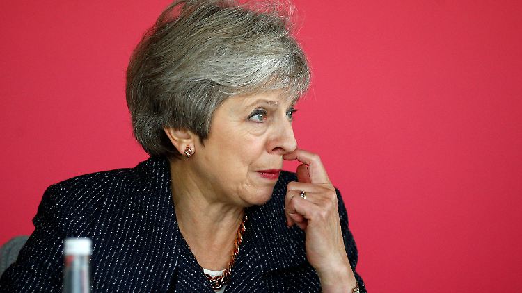 Theresa May sieht sich mit ihren Zugeständnissen an Brüssel heftigem Widerstand ihrer eigenen Regierung ausgesetzt.