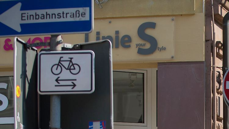 In diese Einbahnstraße darf man als Radfahrer auch entgegengesetzt der Fahrtrichtung fahren.