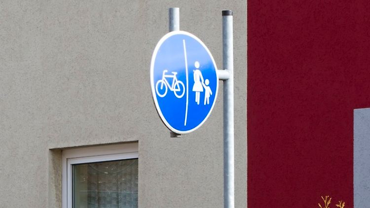 Während Pedelecs bis 25 km/h wie Fahrräder den Radweg benutzen müssen, gehören die schnellen S-Pedelecs innerorts auf die Straße.