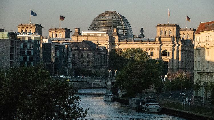 Die 709 gewählten Volksvertreter bringen den Sitzungssaal und die Büroräume unter der Reichstagskuppel an ihre Kapazitätsgrenzen.