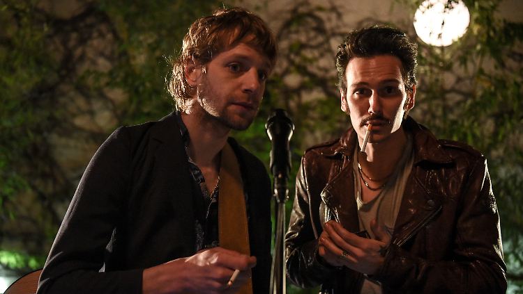 Voodoo Jürgens (Voodoo Jürgens, l.) und Pico Bello (Christopher Schärf) halten auf der Gartenparty des Ober-Strizzis einen Plausch.