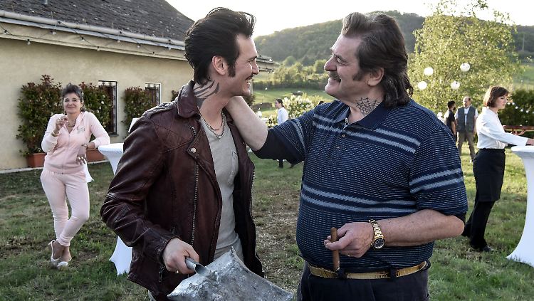 Pico Bello (Christopher Schärf, l.) sieht nicht nur aus wie sein Boss (Erwin Steinhauer), sondern ist auch der erklärte Nachfolger des "Dokta".