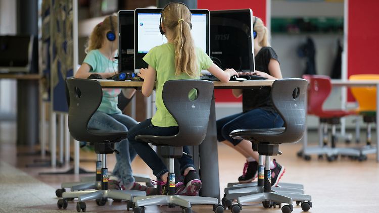 Ob im Computer- oder Klassenraum: Die Nutzung digitaler Hilfsmittel soll in deutschen Schulen zukünftig überall möglich sein.