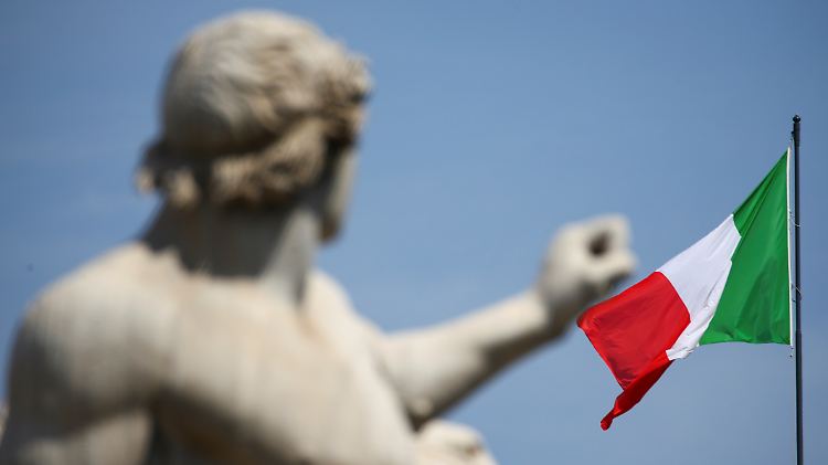 Die italienische Flagge über dem Quirinalspalast. Der Palazzo del Quirinale war Papstresidenz, dann Schloss der italienischen Könige und jetzt Amtssitz des Präsidenten der Italienischen Republik.