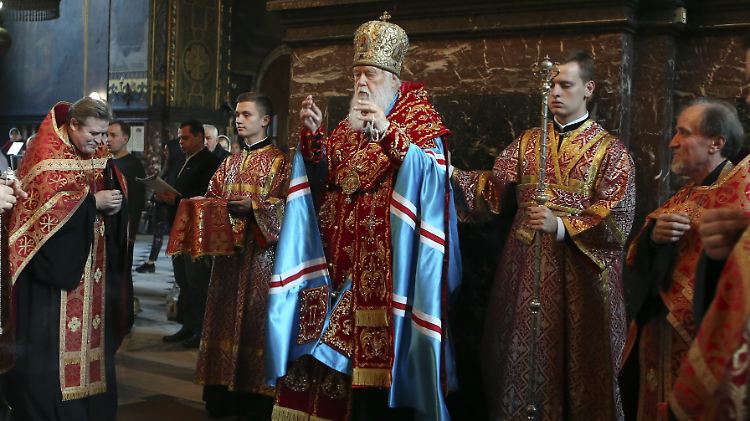 Der Patriarch der Ukranisch-orthodoxen Kirche, Filaret (M), hält einen Gottesdienst in der Volodymysky Kathedrale in Kiew.