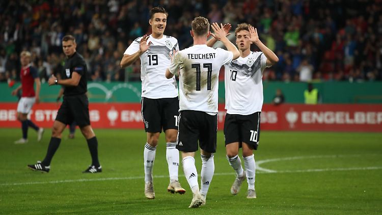 Die deutsche U21 um Florian Neuhaus, Cedric Teuchert und Luca Waldschmidt (v.l.n.r.) hat sich vorzeitig für die Fußball-EM 2019 qualifiziert.