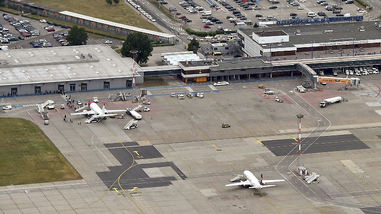 Blick auf das Terminal D und das Terminal A am Flughafen Schönefeld. Vor diesem soll das künftige Regierungsterminal entstehen.