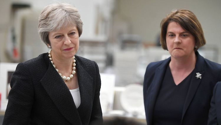 Es knirscht weiter gewaltig zwischen der britischen Premierministerin Theresa May und der DUP-Chefin Arlene Foster.
