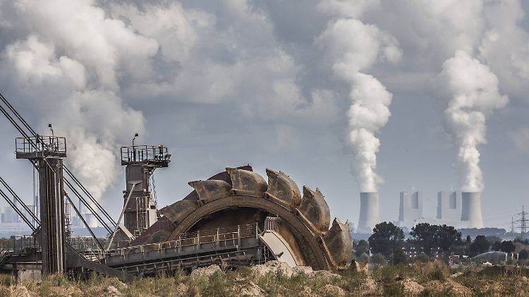Schaufelradbagger im Tagebau Hambach, im Hintergrund das Braunkohlekraftwerk Neurath.