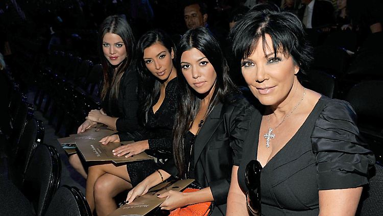 Khloé, Kim und Kourtney Kardashian sowie Kris Jenner (l-r) wissen, wie sie sich gemeinsam am besten in Szene setzen.