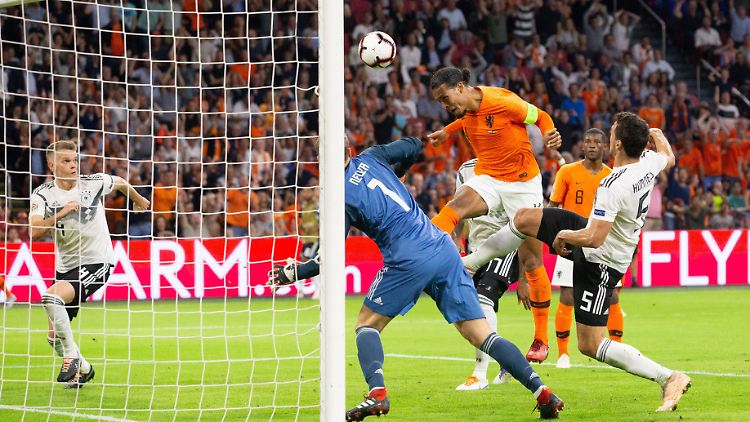 Virgil van Dijk nickt im zweiten Versuch ein. Zuvor irrte Manuel Neuer durch den Strafraum der DFB-Elf.