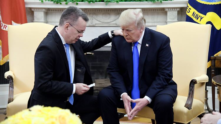 Im Weißen Haus segnet Pastor Brunson den Präsidenten.