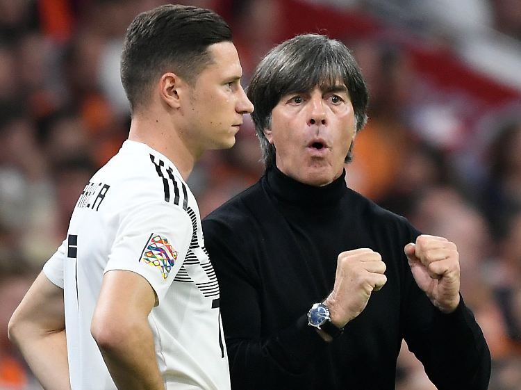 Bundestrainer Joachim Löw brachte nach einer knappen Stunde Julian Draxler. Der leitete zwei Gegentore ein.