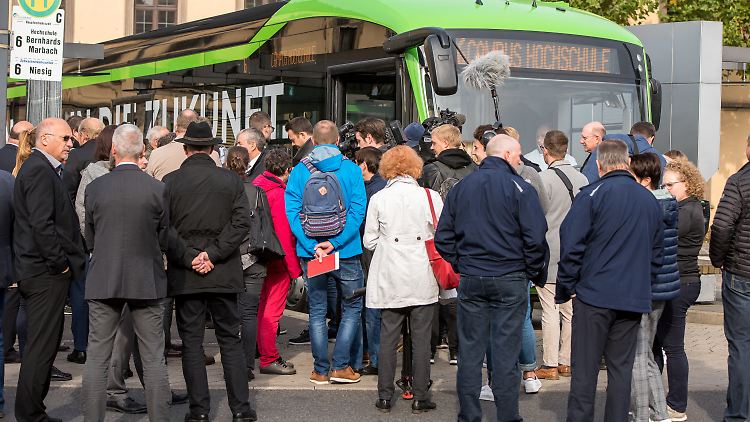 Großer Andrang am Busbahnhof Stadtschloss in Fulda, wo Hessens erster E-Bus in Dienst gestellt wurde.