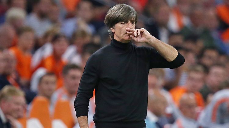 Ratlos: Fußball-Bundestrainer Joachim Löw erwartet eine neuerliche Debatte um seine Zukunft.