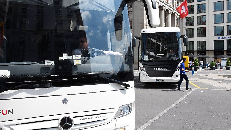 Ein Reisebus aus Deutschland ist im Schweizer Kanton Tessin verunglückt.
