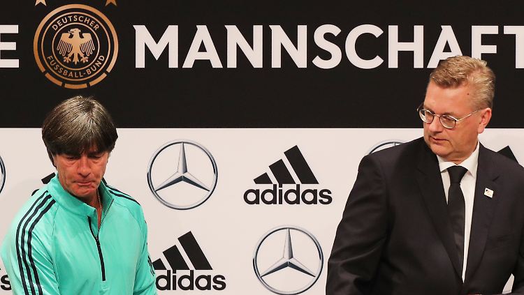 DFB-Präsident Grindel (r.) hatte den Vertrag mit Joachim Löw erst vor der WM in Russland vorzeitig bis 2022 verlängert.
