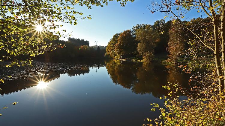 Die Landschaft schimmert herbstlich, die Temperaturen stehen aber noch auf Sommer.