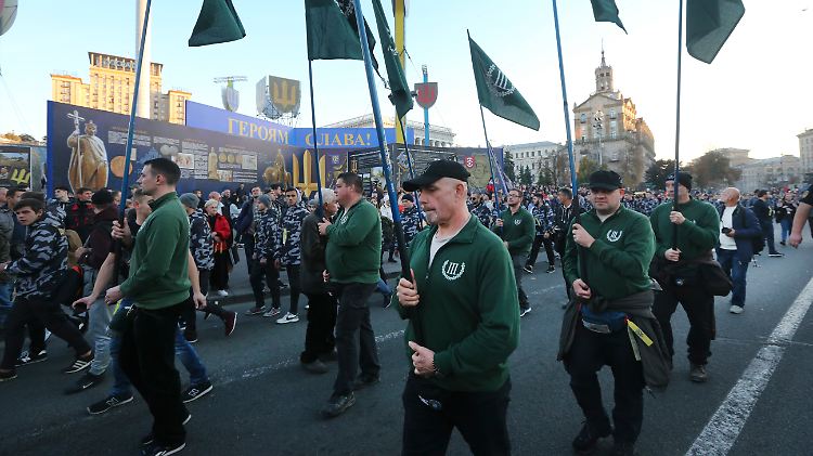 Auch Mitglieder der rechtsextremen deutschen Kleinpartei Der dritte Weg marschierten durch Kiew.