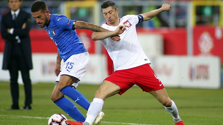 Polens Fußball-Nationalelf um Robert Lewandowski (r.) steht als erster Absteiger aus der höchsten Liga der Nations League fest.