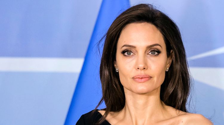 So kennt man Angelina Jolie: mit dunkelbraunen, langen Haaren. Gerade sieht sie anders aus.