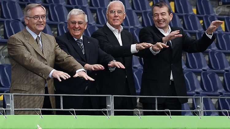 Horst R. Schmidt, Theo Zwanziger und Franz Beckenbauer (v.l.) zusammen mit Wolfgang Niersbach.