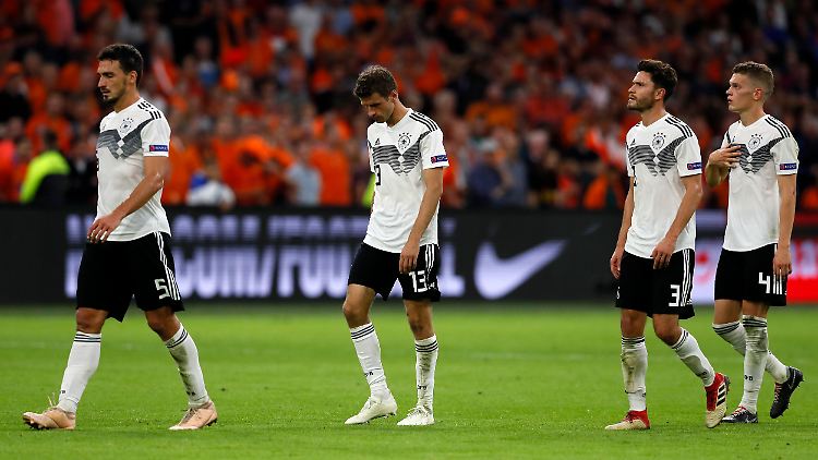 Mats Hummels und Thomas Müller (1. und 2. v.l.) sind Teil von Joachim Löws DFB-Achse der Nostalgie - und der aktuellen Misere.