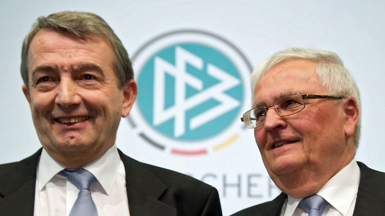 Die ehemaligen DFB-Präsidenten Wolfgang Niersbach (l.) und Theo Zwanziger sind vom Landgericht Frankfurt entlastet worden. 