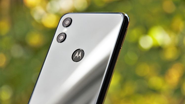 Das günstige Motorola One sieht gut aus. 