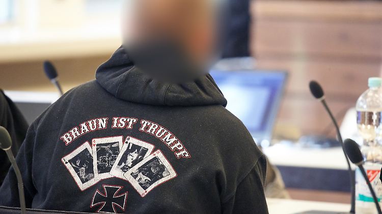 Die Angeklagten machen vor Gericht keinen Hehl aus ihrer politischen Meinung.