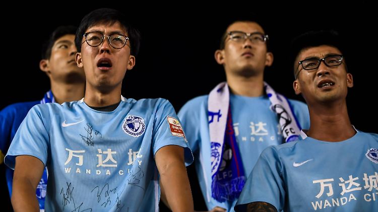 Fußball-Fans des chinesischen Erstligaklubs Dalian Yifang beim kollektiven Leiden.
