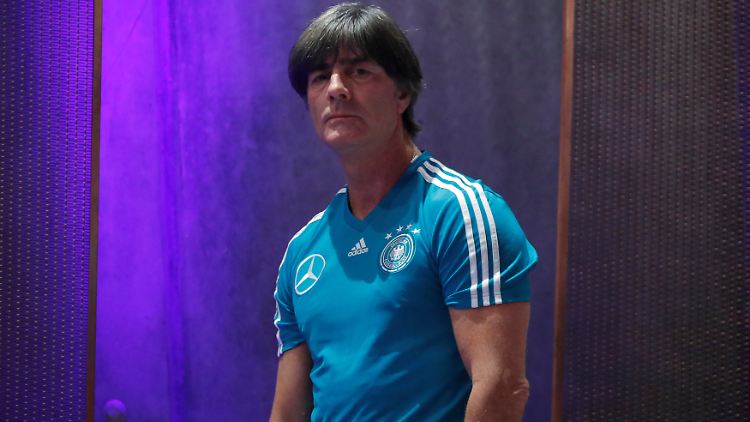 Fußball-Bundestrainer Joachim Löw plant taktische Veränderungen - Kritik an seiner Person blendet er aber aus.
